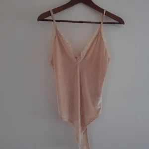 Rosa body - Jättefin bra skick 