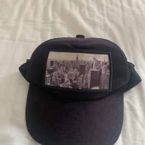 Keps  - Tja, Jag säljer min keps som jag inte  använder då de inte är min stil.  anledningen till att jag säljer kepsen är att jag sparar pengar. Vid minsta fundering skriv till mig. Priset kan diskuteras. Bilden på kepsen föreställer New york