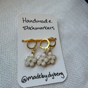 Maskmarkörer  - Handgjorda maskmarkörer. Fungerar både till stickning och virkning. Set om 3.