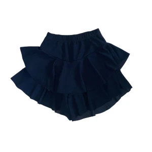 Kjol fr ”I Saw It First”❤️‍🔥❤️‍🔥 - En kort svart kjol från I Saw It First med volangdetaljer🖤 Kjolen har en elastisk midja🙌🏼 Kontakta mig vid frågor!