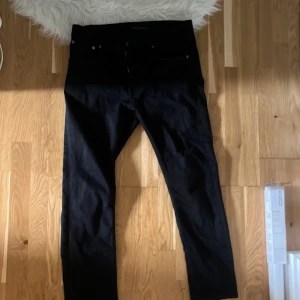 Nudie jeans  - Ett par riktigt feta svarta jeans från nudie  
