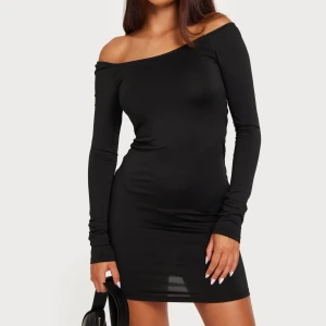 Klänning ifrån Nelly - Säljer denna jättefina & slutsålda klänningen med knytdetaljer i ryggen ifrån Nelly. Alla lapparna sitter kvar. Säljer den då den tyvärr inte kommit till användning, nypris 499. Använd gärna köp nu eller ge prisförlag🌸