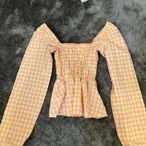 Söt topp - Säljer denna rutiga söta topp i färgerna gul och rosa. Ärmarna är dess värre för långa för mig o h därför säljer jag denna fina tröja💛💕