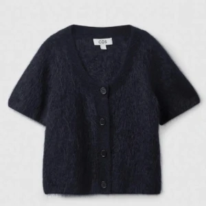 COS kofta - Intressekoll på min COS kofta i strl S! Väldigt efterfrågad och slutsåld på hemsidan. Säljer endast vid bra bud! Skriv vad ni kan köpa den för💞