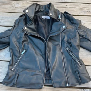 Skinnjacka  - Säljer denna supersnygga skinnjacka från glamorous. Använts fåtal gånger ❤️nypris 800kr