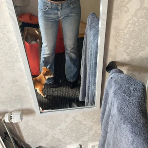 Armani bootcut jeans - Säljer nu mina bootcut jeans från Armani, då de inte kommer till användning. Storlek 29. Innerbenslängd 80 cm. Köpte för 600 på Vinted, säljer för 400.