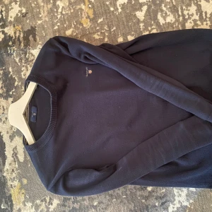 Gant tröja - Säljer denna snygga gant tröjan då jag har en annan liknande. Använd ett få tal gånger, den har inga defekter. Pris kan diskuteras vid snabb affär 