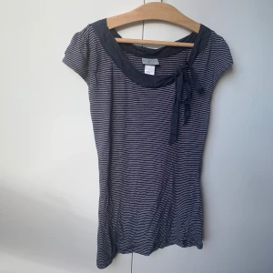 Topp  - Söt kortärmad topp med rosett