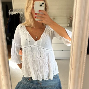 Vit blus  - Jättesöt vit blus!!