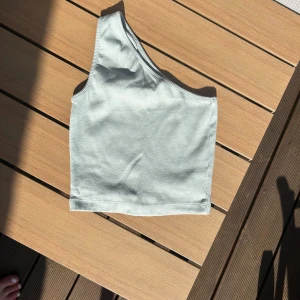 Off shoulder topp  - Säljer då de är för små(finns en svart likadan topp som följer med)