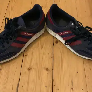 Adidas skor strl 44 2/3 använda i gott skick, orginal box finns ej. Pris 600kr :) Säljer åt min bror