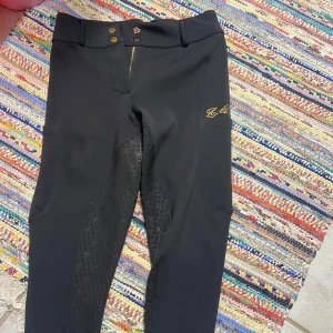 Zacsess ridbyxor  - Svarta ridbyxor ifrån Zacsess🖤 Dom är helskodda och i super fint skick🖤 Skicka meddelande för fler bilder!