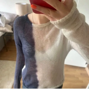 Tröja  - Den är köpt på plick men var förstor för mig så jag säljer den för priset jag köpte den för. 