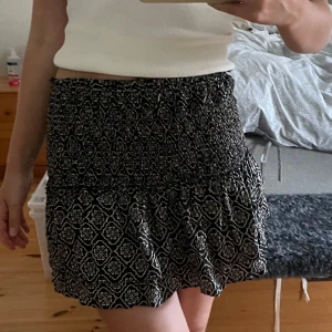 Svartglittrig Kjol! - Snygg kjol fårn zara som lika bra kan användas som en topp! Den har även lite glitter i sig ✨✨