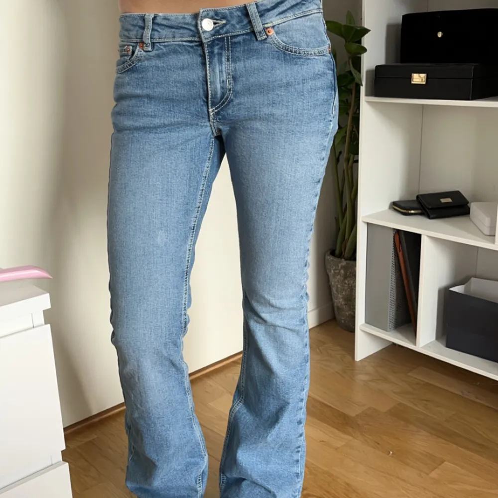 Säljer så fina jeans från junkyard i stl xs. Använda en gång och köptes i butik nyligen. Hör av dig vid frågor eller intresse!💙💙. Jeans & Byxor.