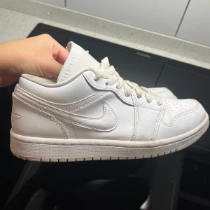 Air Jordan 1 Low - Använda väldigt få gånger, bra skick inga fel. Storlek 38