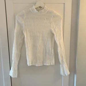 Topp  - Vit tight topp, med hög hals.