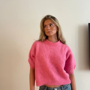 Stickad tröja från Zara 🩷 - Världens finaste kortärmade stickade tröja från zara!! Kommer tyvärr inte till så mycket användning.. 