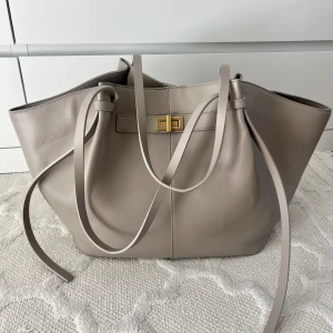 Väska gina tricot - Superfin slutsåld väska från gina som endast är använd 2 gånger. De enda skavankerna som finns är att banden är lite skavda, men det syns inte alls mycket. Sen är det en jätteliten fläck på insidan som säkert går bort 🥰 skicka prisförslag 💛