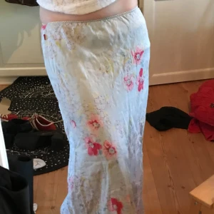 Printed maxi skirt - Somrig maxikjol med mönster, lång och flowy. Dekorerativ söm i kanten däruppe. Från märket Jackpot.
