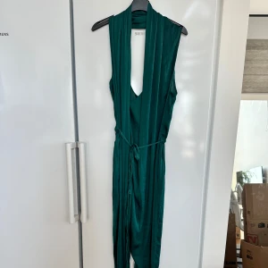Jumpsuit  - Senaste trenderna till tidlösa klassiker. outfits dresses för alla tillfällen cocktail, fest eller till någon harmonisk afton! 😍 stilfull elegant dress som formar sig efter din kropp. Känn dig snygg och stilig✨ 
