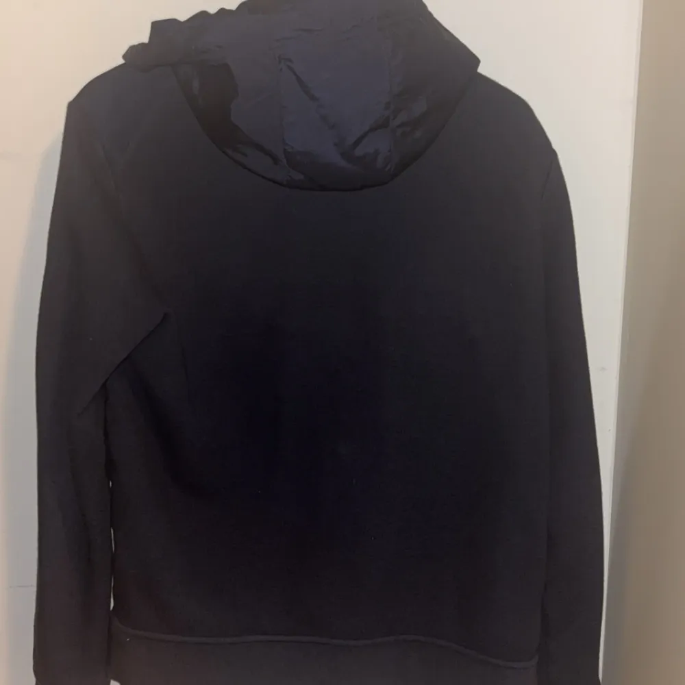 Köpt för 2800kr på nätet. Passar mig perfekt som är runt 175 . Hoodies.