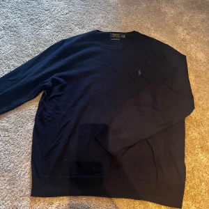 Ralph Lauren merinoull  - Säljer en as fet raffe tröja i merinoull som är i nyskick, storleken är xxl men den är väldigt liten i storlek så den passar L-XL. Nypris runt 1799kr mitt pris är 599kr