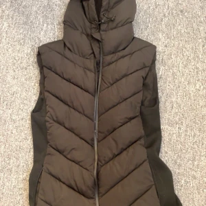 Väst - Säljer denna väst ifrån zara. Använt många gånger men är i bra skick. Köptes för 400 kr säljs för 120kr