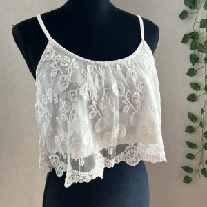 Helt ny vit spetslinne - Helt ny, oanvänd, från FB Sister i strl XS.