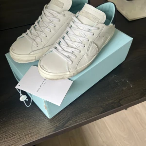 Philippe model  - Säljer nu mina philippe models som är använd 1 gång. Tyckte dom satt bra och klippte bort tagen men märkte sen dom va för små. Så där av priset. Annars som helt nya.