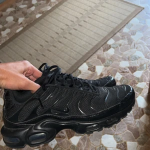 Nike air vapor Max plus  - Fina skor till salu väldigt bra skick och inte använda så mycket, säljer pågrund av att jag har andra skor, väldigt fräscha och inga bubblor är spräckta alla är fräscha och stabila, hör av er