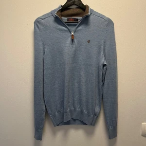 Morris half zip merino ull  - En snygg Morris half zip i 100% merino ull i ny skicka. Knappt använd och inga skavanker på. Perfekt till sommar kvälar och hösten. Tveka inte på att fråga om du undrar något.