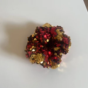 Röd och guld paljett diadem - Ett glittrigt scrunchie täckt med röda och guldiga paljetter. Har aldrig använt.