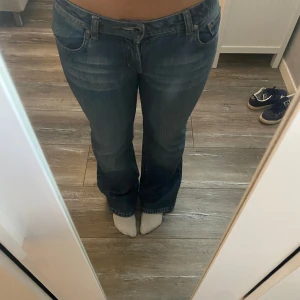 Low waist bootcut - Mycket bra skick, använt ett fåtal gånger och är normal i storleken 