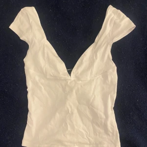 Söt sommartopp - Säljer denna supersöta vita toppen som tyvärr inte passar mig. Endast använda en gång och är helt utan defekter. 