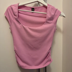 Rosa topp - Sheintopp i rosa, ganska använd därav priset. Accepterar de flesta bud o pris kan diskuteras💖