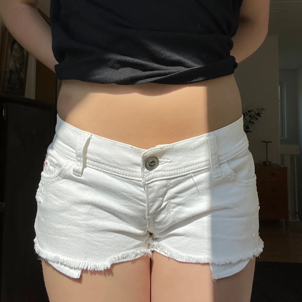 Säljer dessa as snygga jeans shortsen från Hollister i storlek 26! Passar mig som är xs/s! Midjemåttet är 40/39 cm köptes för 400kr💋 . Shorts.