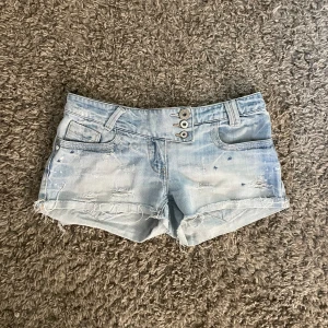 Lågmidjade jeansshorts - Så snygga och unika lågmidjade jeansshorts!! Skriv för mått eller om ni undrar något annat!!