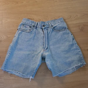 Jeansshorts  - Jeansshorts från Discipline Jeanswear. Midjemått: 35 cm, innebenslängd: 18 cm. Shortsen är i gott skick vid frågor är det bara att skriva:)