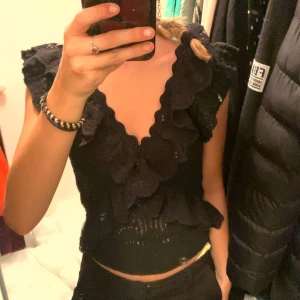 Volang blus  - Jag säljer denna jätte fina blusen från Zara då den inte kommer till användning! Den är i storlek M men den sitter tight på mig som vanligtvis bär xs/s. Super fin och använd Max 5 gånger! 