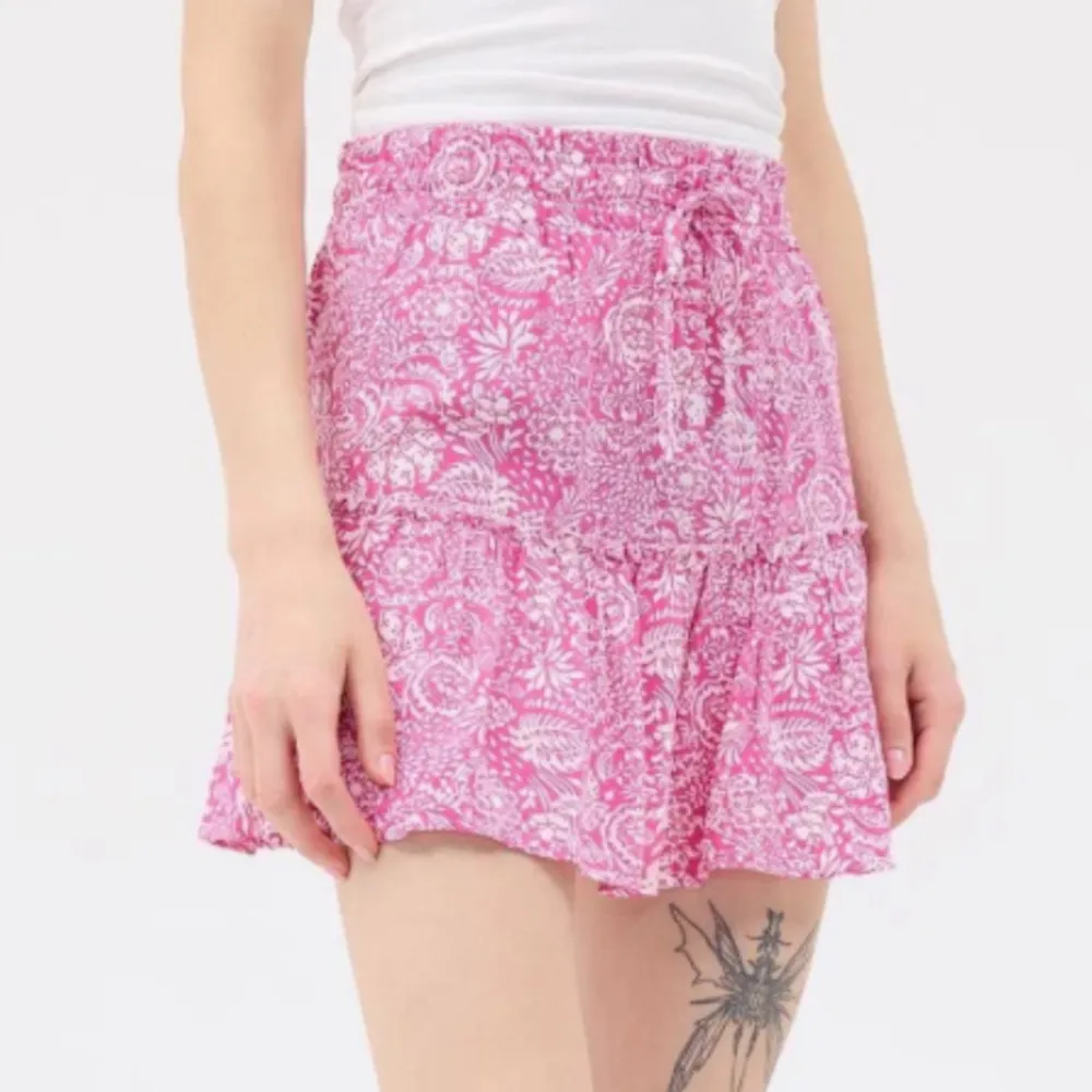 Super fin kjol från zara som inte längre säljs, den har inbyggda shorts. Banden är lite slitna men annars bra skick!. Kjolar.