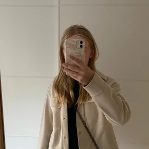 Beige kappa - Jätte snygg kappa från ginatricot. Perfekt för sommarkvällar och till hösten. Jätte skönt material och bra kvalite. Säljer då den inte kommer till användning. Storlek Xxs men passar även Xs och S😍