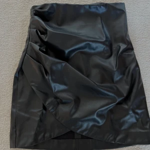 Fin läderkjol från Zara! - Jättefin läderkjol från Zara i storlek XS. Sitter snyggt!💖