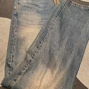 Weekday Galaxy Loose Straight Jean Steel blue - Snygg wash och fit på byxorna. Relaxed men heller inte pösiga. Passar mig perfekt som är 29/32 fastän de är 27/32 - Weekday är inte så bra med storlekar...