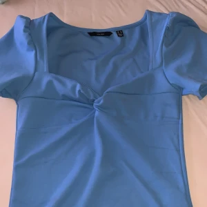 Topp - Så snygg topp från Vero Moda, använd 2-3 ggr utan defekter! Passar M men även s  Sitter fint på kroppen
