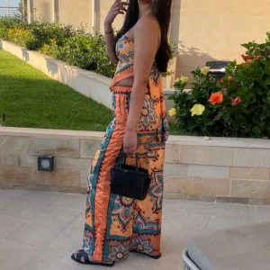 Ett set i storlek 34/36 för 300kr - Toppen knyter man, och byxorna sitter ganska pösigt🧡