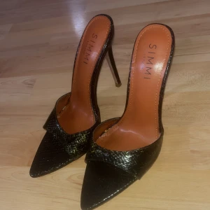 Svarta sammi klackar - Ca 10 cm klack hög 