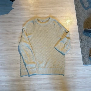 Stickad zara tröja  - Denna stickade sweatshirt är i gott skick och passar till många olika färger och kombinationer. 