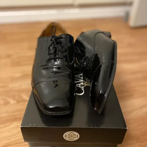 Cavaliere märkes skor  - Fint sick använt i två timmar bara orginalpris 2 500 kr priset går att diskutera vid snabb äffer 