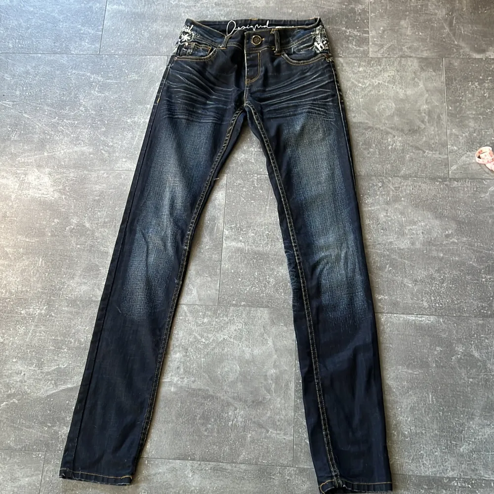 Slim fit jeans från desigual. Innerbenslängden är 81cm och midja tvärs över 32 cm. Jeans & Byxor.